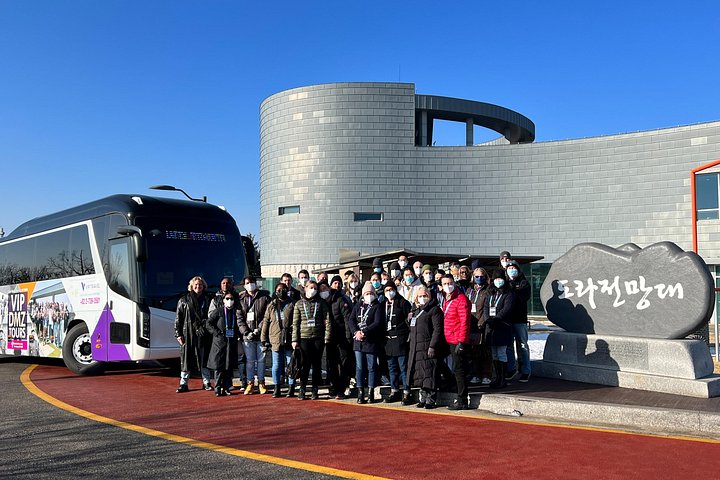 Turistas exploram a Zona Desmilitarizada da Coreia (DMZ) fortemente fortificada perto de Seul, Coreia do Sul, foto 30 | wizardtrip