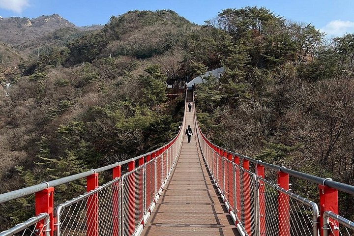 Turistas exploram a Zona Desmilitarizada da Coreia (DMZ) fortemente fortificada perto de Seul, Coreia do Sul, foto 33 | wizardtrip