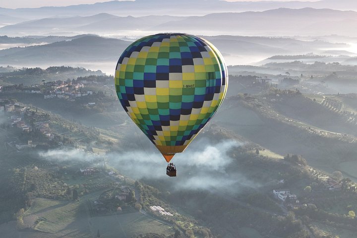 Voo de balão de ar quente sobre as colinas cénicas de Val D'Orcia na Toscana, Itália, foto 6 | wizardtrip