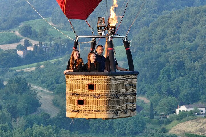 Voo de balão de ar quente sobre as colinas cénicas de Val D'Orcia na Toscana, Itália, foto 7 | wizardtrip
