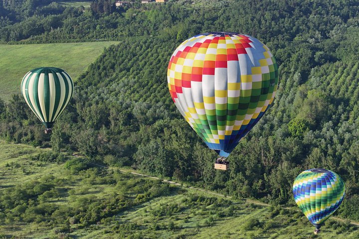 Voo de balão de ar quente sobre as colinas cénicas de Val D'Orcia na Toscana, Itália, foto 8 | wizardtrip