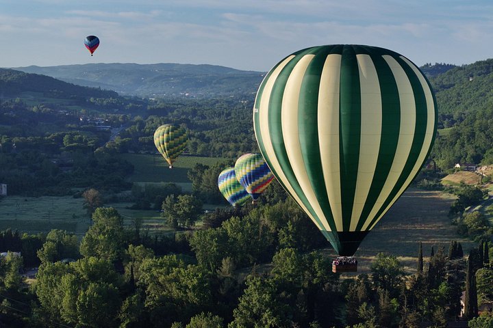Voo de balão de ar quente sobre as colinas cénicas de Val D'Orcia na Toscana, Itália, foto 9 | wizardtrip