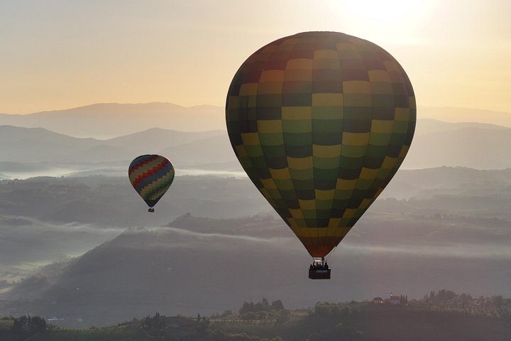 Voo de balão de ar quente sobre as colinas cénicas de Val D'Orcia na Toscana, Itália, foto 10 | wizardtrip