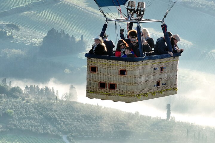 Voo de balão de ar quente sobre as colinas cénicas de Val D'Orcia na Toscana, Itália, foto 11 | wizardtrip