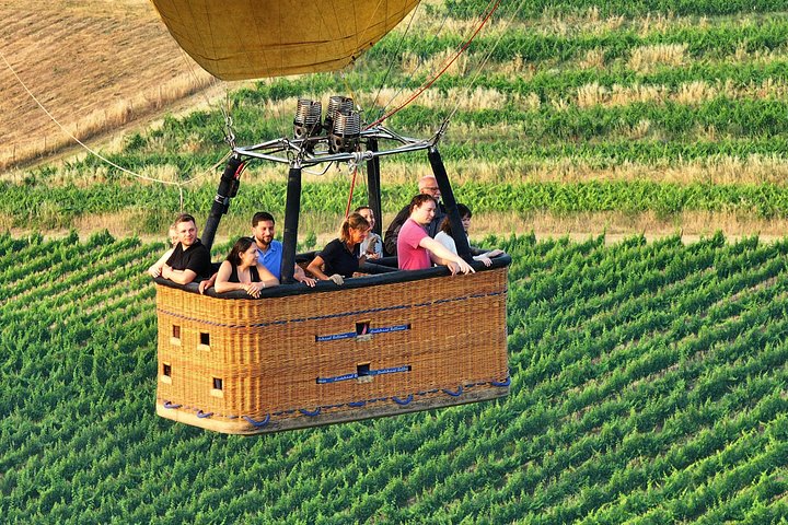 Voo de balão de ar quente sobre as colinas cénicas de Val D'Orcia na Toscana, Itália, foto 12 | wizardtrip