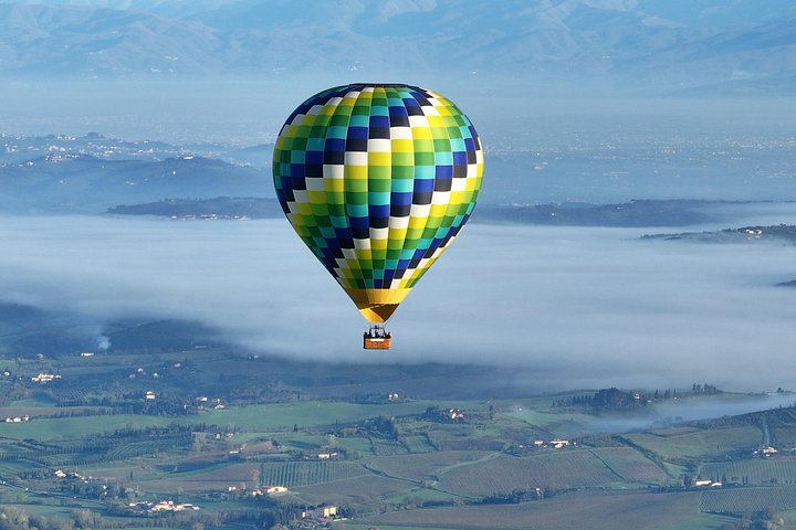 Voo de balão de ar quente sobre as colinas cénicas de Val D'Orcia na Toscana, Itália, foto 13 | wizardtrip