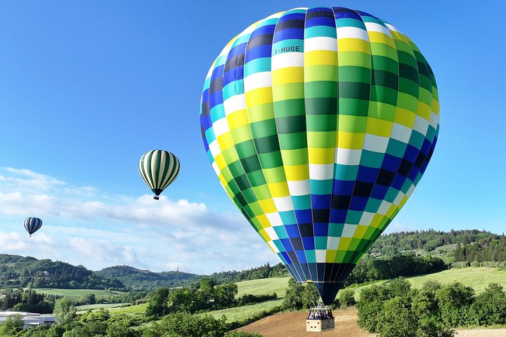 Voo de balão de ar quente sobre as colinas cénicas de Val D'Orcia na Toscana, Itália, foto 14 | wizardtrip
