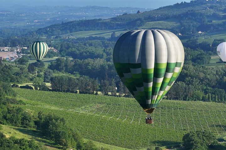 Voo de balão de ar quente sobre as colinas cénicas de Val D'Orcia na Toscana, Itália, foto 15 | wizardtrip
