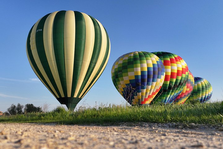 Voo de balão de ar quente sobre as colinas cénicas de Val D'Orcia na Toscana, Itália, foto 16 | wizardtrip