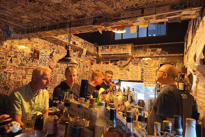 新宿の活気ある地区を巡るガイド付きハシゴ酒ツアーで、東京の活気あるナイトライフを体験してください、写真9 | wizardtrip