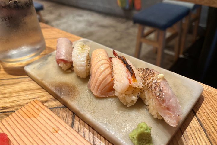 新宿の活気ある地区を巡るガイド付きハシゴ酒ツアーで、東京の活気あるナイトライフを体験してください、写真10 | wizardtrip