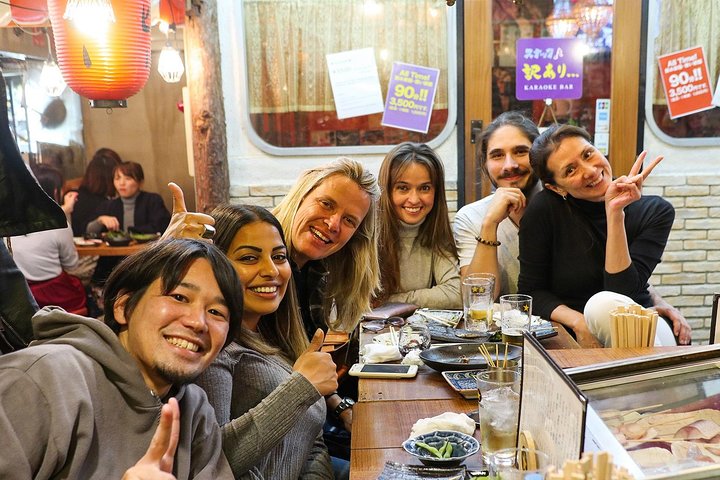 新宿の活気ある地区を巡るガイド付きハシゴ酒ツアーで、東京の活気あるナイトライフを体験してください、写真11 | wizardtrip