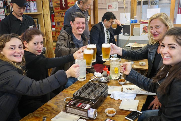 新宿の活気ある地区を巡るガイド付きハシゴ酒ツアーで、東京の活気あるナイトライフを体験してください、写真12 | wizardtrip