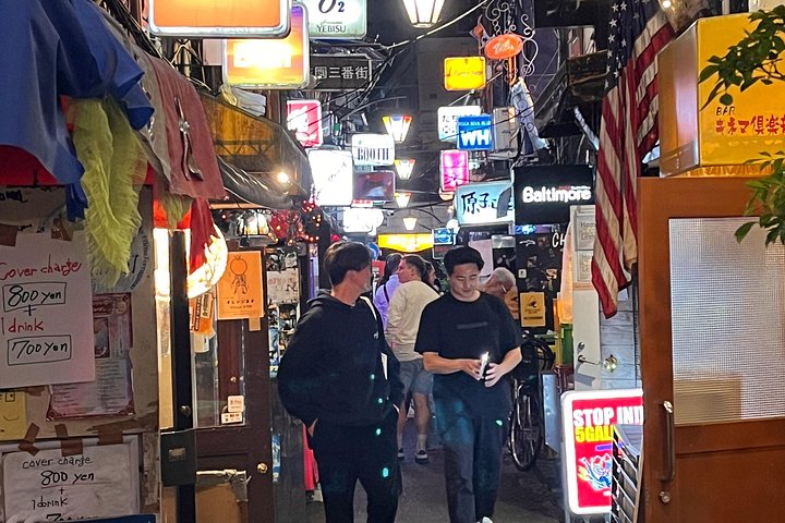 新宿の活気ある地区を巡るガイド付きハシゴ酒ツアーで、東京の活気あるナイトライフを体験してください、写真18 | wizardtrip