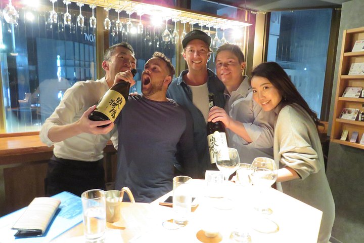 新宿の活気ある地区を巡るガイド付きハシゴ酒ツアーで、東京の活気あるナイトライフを体験してください、写真19 | wizardtrip