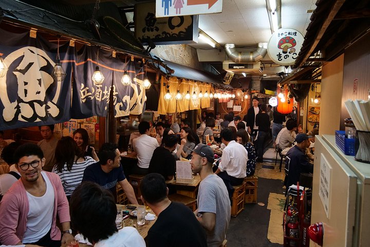 新宿の活気ある地区を巡るガイド付きハシゴ酒ツアーで、東京の活気あるナイトライフを体験してください、写真22 | wizardtrip