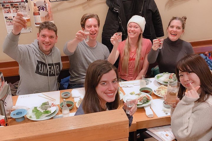 新宿の活気ある地区を巡るガイド付きハシゴ酒ツアーで、東京の活気あるナイトライフを体験してください、写真23 | wizardtrip