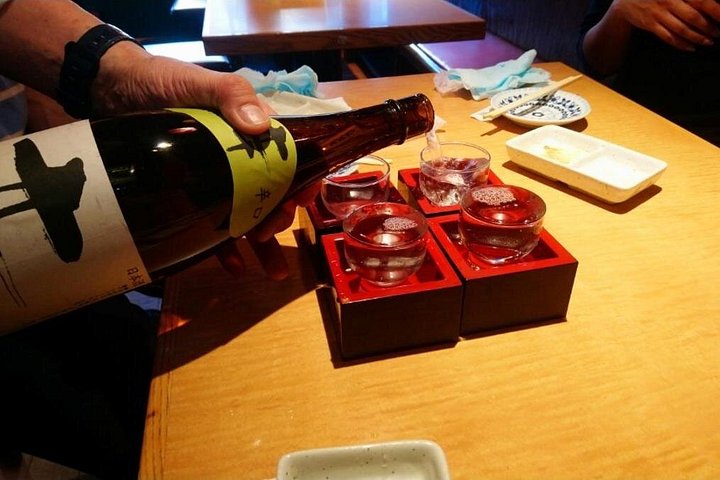 新宿の活気ある地区を巡るガイド付きハシゴ酒ツアーで、東京の活気あるナイトライフを体験してください、写真26 | wizardtrip
