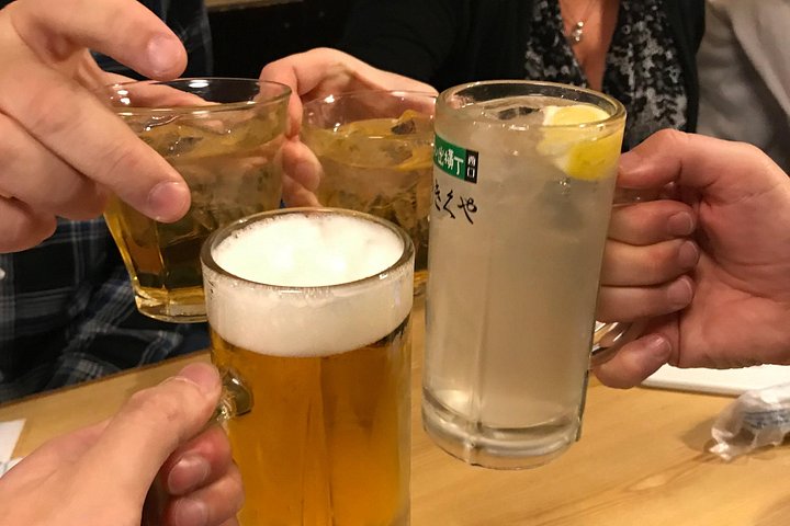 新宿の活気ある地区を巡るガイド付きハシゴ酒ツアーで、東京の活気あるナイトライフを体験してください、写真29 | wizardtrip