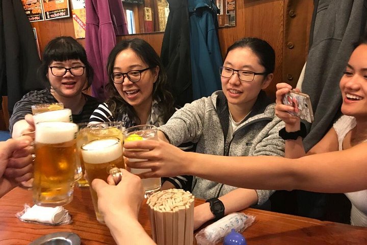 新宿の活気ある地区を巡るガイド付きハシゴ酒ツアーで、東京の活気あるナイトライフを体験してください、写真36 | wizardtrip