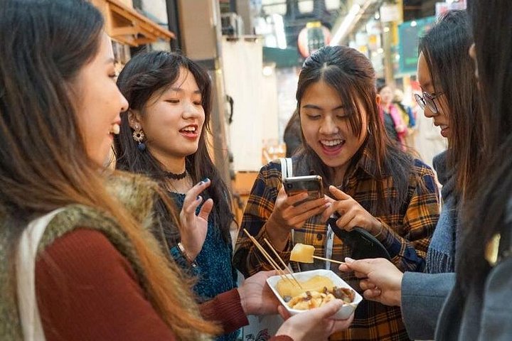 Un tour gastronómico guiado que explora el vibrante Mercado Kuromon y el distrito de Dotonbori en Osaka, con delicias locales, foto 6 | wizardtrip