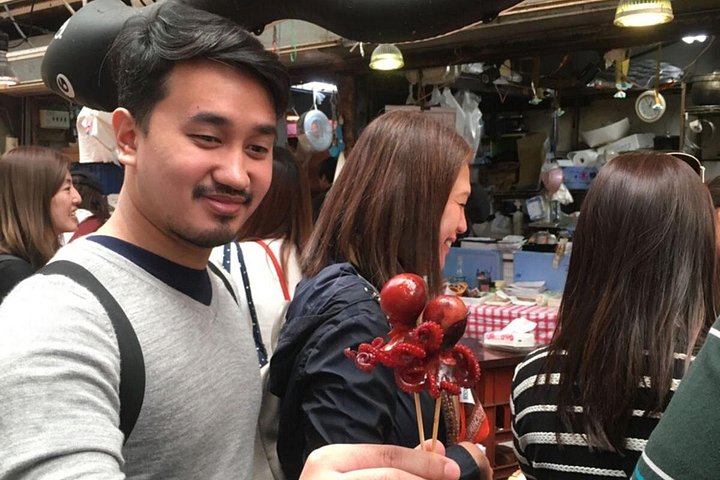 Un tour gastronómico guiado que explora el vibrante Mercado Kuromon y el distrito de Dotonbori en Osaka, con delicias locales, foto 7 | wizardtrip
