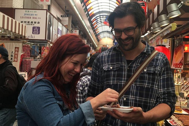 Un tour gastronómico guiado que explora el vibrante Mercado Kuromon y el distrito de Dotonbori en Osaka, con delicias locales, foto 11 | wizardtrip