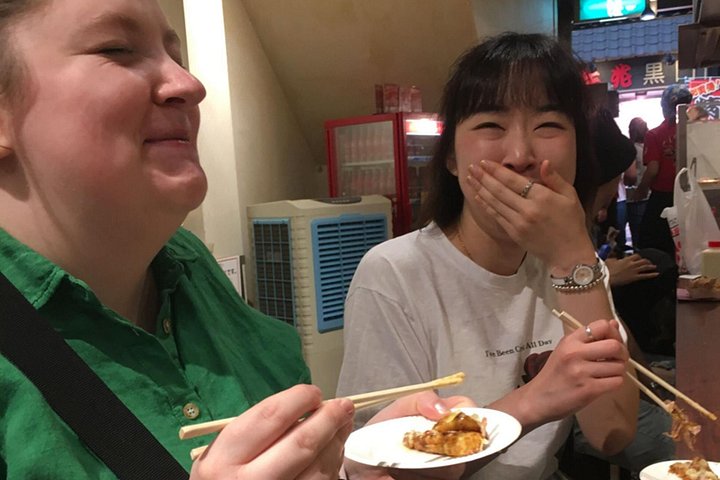 Un tour gastronómico guiado que explora el vibrante Mercado Kuromon y el distrito de Dotonbori en Osaka, con delicias locales, foto 14 | wizardtrip