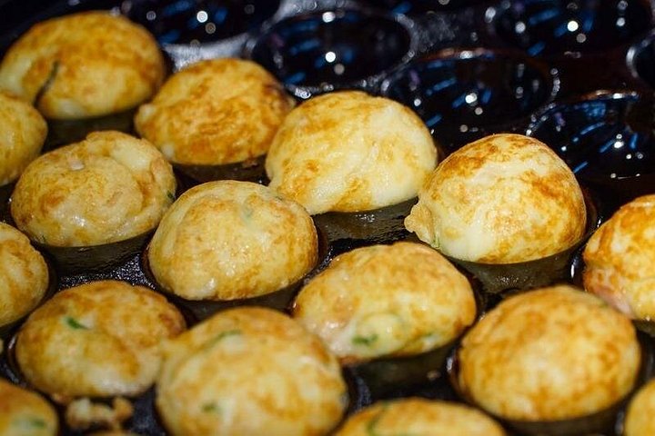 Un tour gastronómico guiado que explora el vibrante Mercado Kuromon y el distrito de Dotonbori en Osaka, con delicias locales, foto 16 | wizardtrip