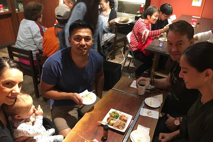 Un tour gastronómico guiado que explora el vibrante Mercado Kuromon y el distrito de Dotonbori en Osaka, con delicias locales, foto 17 | wizardtrip