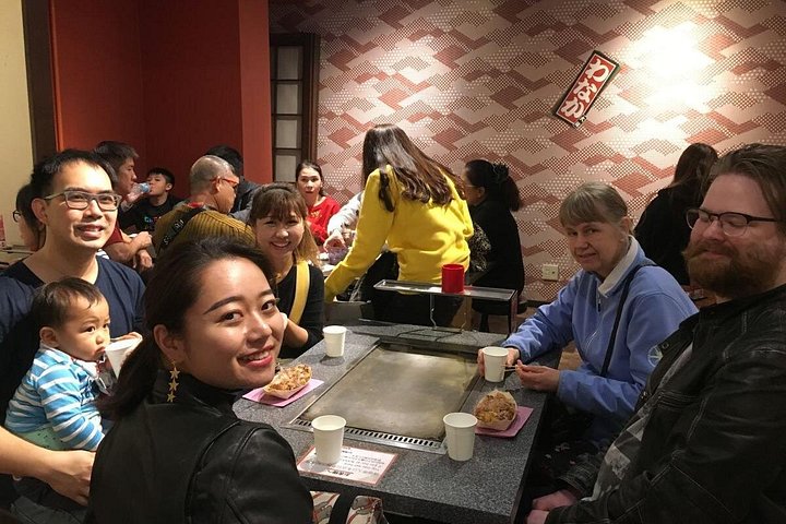 Un tour gastronómico guiado que explora el vibrante Mercado Kuromon y el distrito de Dotonbori en Osaka, con delicias locales, foto 21 | wizardtrip