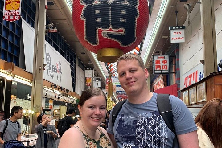 Un tour gastronómico guiado que explora el vibrante Mercado Kuromon y el distrito de Dotonbori en Osaka, con delicias locales, foto 27 | wizardtrip