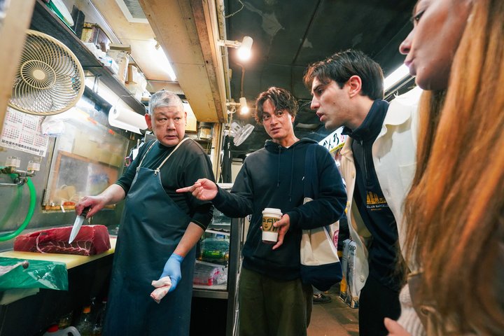 Utforska Tokyos livliga Tsukiji fiskmarknad med en guidad tur med provsmakning av fisk och skaldjur och kulturella insikter, foto 6 | wizardtrip