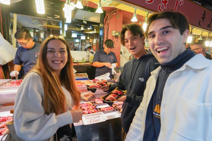 Utforska Tokyos livliga Tsukiji fiskmarknad med en guidad tur med provsmakning av fisk och skaldjur och kulturella insikter, foto 7 | wizardtrip