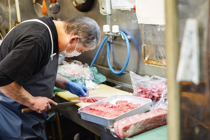 Utforska Tokyos livliga Tsukiji fiskmarknad med en guidad tur med provsmakning av fisk och skaldjur och kulturella insikter, foto 8 | wizardtrip