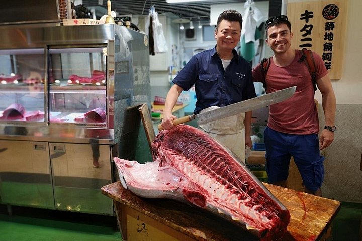 Utforska Tokyos livliga Tsukiji fiskmarknad med en guidad tur med provsmakning av fisk och skaldjur och kulturella insikter, foto 9 | wizardtrip