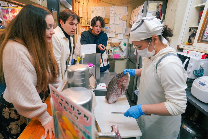 Utforska Tokyos livliga Tsukiji fiskmarknad med en guidad tur med provsmakning av fisk och skaldjur och kulturella insikter, foto 10 | wizardtrip