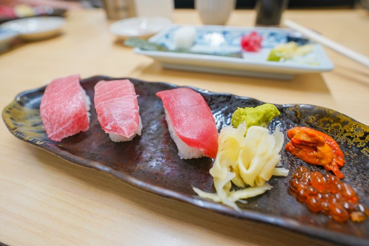 Utforska Tokyos livliga Tsukiji fiskmarknad med en guidad tur med provsmakning av fisk och skaldjur och kulturella insikter, foto 11 | wizardtrip