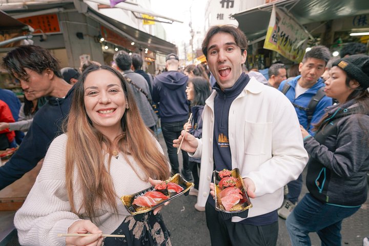 Utforska Tokyos livliga Tsukiji fiskmarknad med en guidad tur med provsmakning av fisk och skaldjur och kulturella insikter, foto 13 | wizardtrip