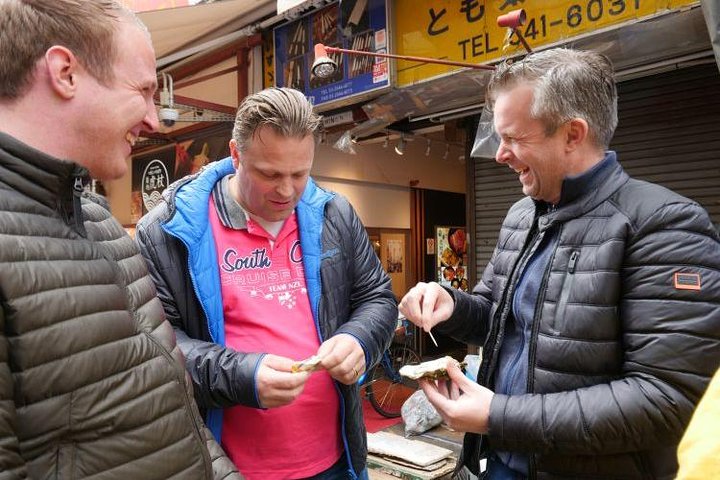 Utforska Tokyos livliga Tsukiji fiskmarknad med en guidad tur med provsmakning av fisk och skaldjur och kulturella insikter, foto 17 | wizardtrip