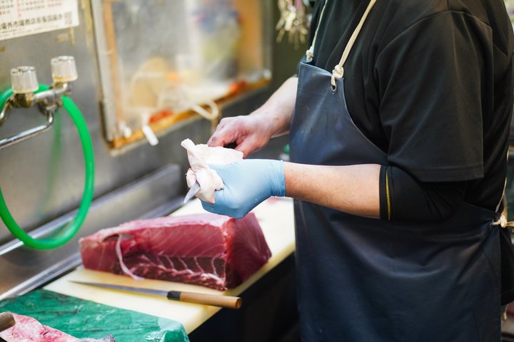 Utforska Tokyos livliga Tsukiji fiskmarknad med en guidad tur med provsmakning av fisk och skaldjur och kulturella insikter, foto 18 | wizardtrip
