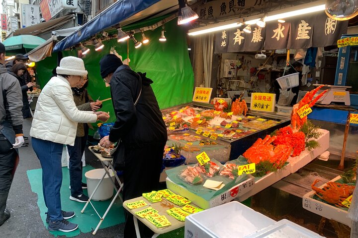 Utforska Tokyos livliga Tsukiji fiskmarknad med en guidad tur med provsmakning av fisk och skaldjur och kulturella insikter, foto 22 | wizardtrip