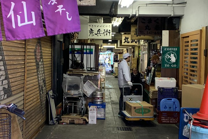 Utforska Tokyos livliga Tsukiji fiskmarknad med en guidad tur med provsmakning av fisk och skaldjur och kulturella insikter, foto 23 | wizardtrip