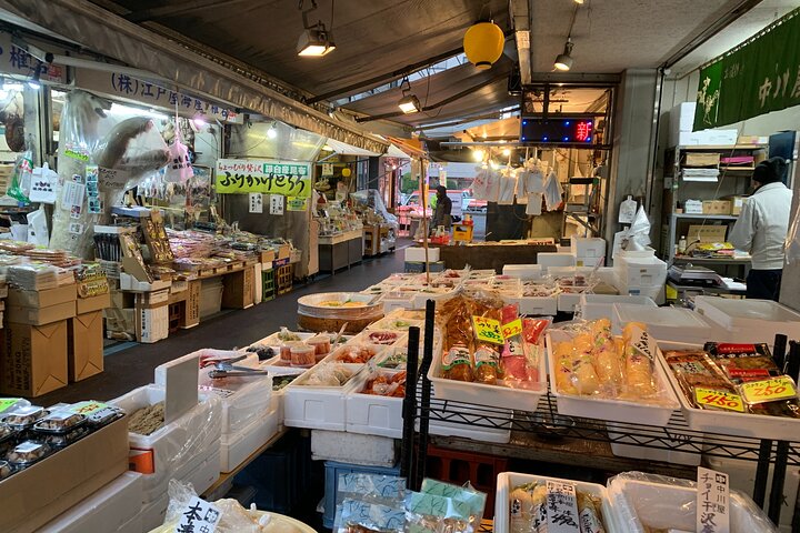 Utforska Tokyos livliga Tsukiji fiskmarknad med en guidad tur med provsmakning av fisk och skaldjur och kulturella insikter, foto 24 | wizardtrip