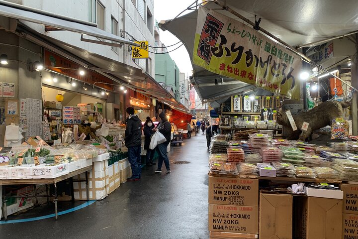 Utforska Tokyos livliga Tsukiji fiskmarknad med en guidad tur med provsmakning av fisk och skaldjur och kulturella insikter, foto 25 | wizardtrip