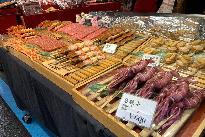 Utforska Tokyos livliga Tsukiji fiskmarknad med en guidad tur med provsmakning av fisk och skaldjur och kulturella insikter, foto 26 | wizardtrip
