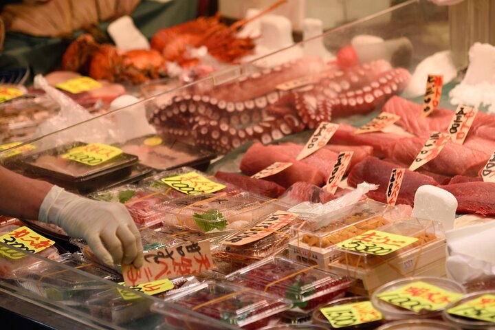 Utforska Tokyos livliga Tsukiji fiskmarknad med en guidad tur med provsmakning av fisk och skaldjur och kulturella insikter, foto 27 | wizardtrip