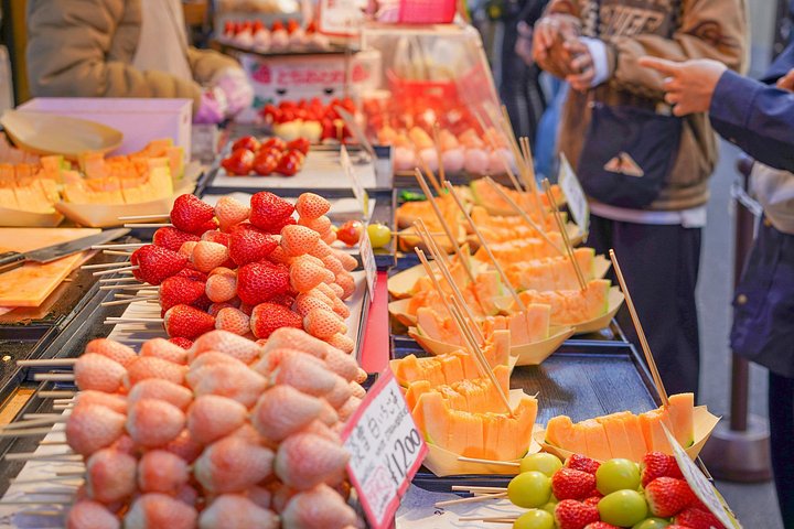 Utforska Tokyos livliga Tsukiji fiskmarknad med en guidad tur med provsmakning av fisk och skaldjur och kulturella insikter, foto 28 | wizardtrip