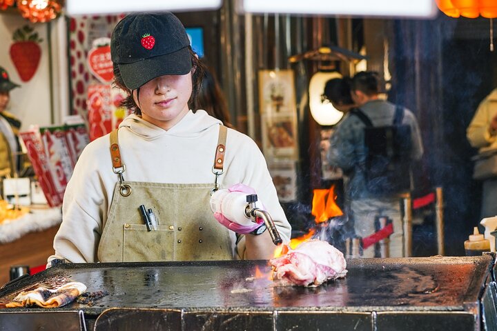 Utforska Tokyos livliga Tsukiji fiskmarknad med en guidad tur med provsmakning av fisk och skaldjur och kulturella insikter, foto 29 | wizardtrip