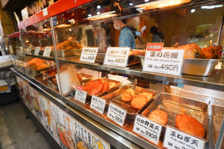 Utforska Tokyos livliga Tsukiji fiskmarknad med en guidad tur med provsmakning av fisk och skaldjur och kulturella insikter, foto 35 | wizardtrip